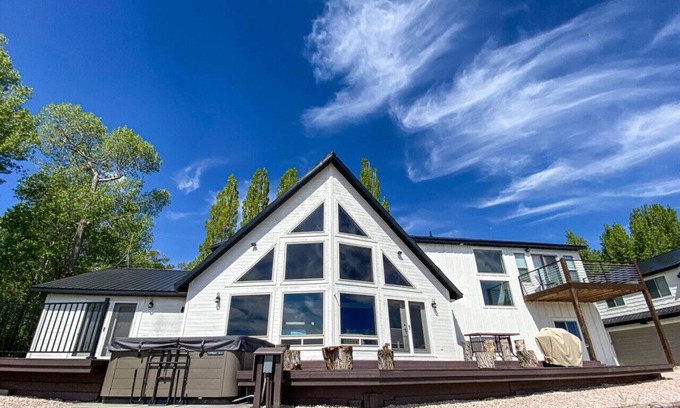 Garden City House | Bear Foot Beach House-Beautiful Views on the Lake