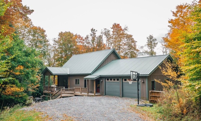 Davis House | Bear Haven - 562 Black Bear TrailnnBear Haven - Secluded Wooded Lot, Fishing Pond, Pet Friendly, Hot Tub, Fire Pit