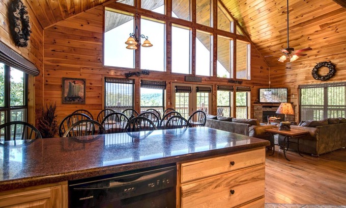 Gatlinburg - Pigeon Forge Cabin | Bear Hunter