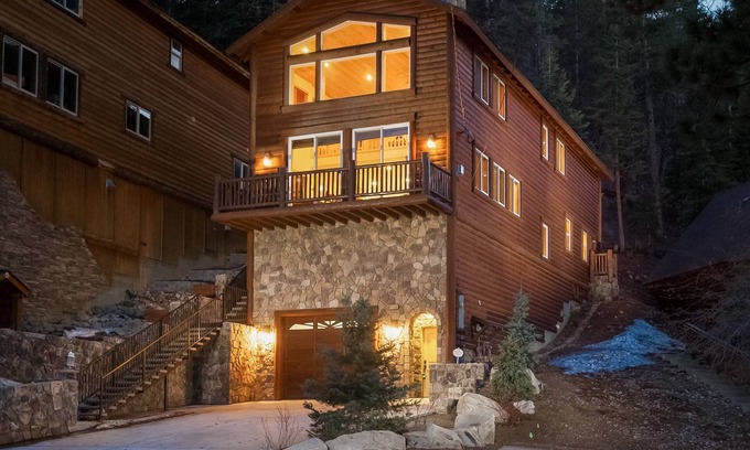 Big Bear Lake House | Bear Mountain Chalet. Walk to bear mountain. Games. BBQ.