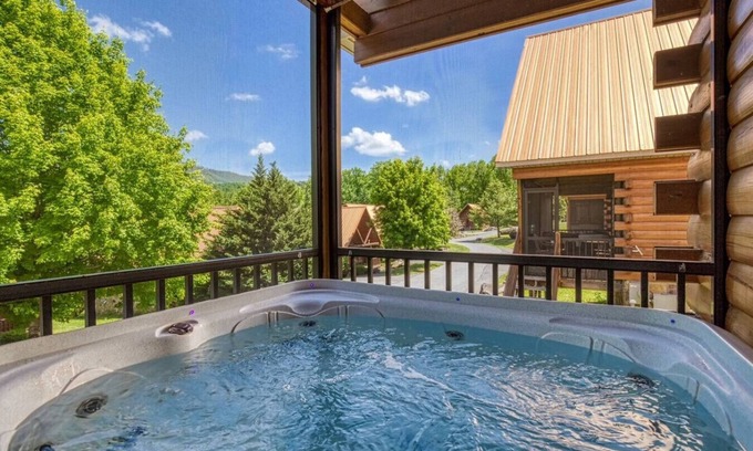 White Oak Lodge Cabin | Bear Necessities-Cozy 2BR Cabin Gatlinburg-Hot Tub
