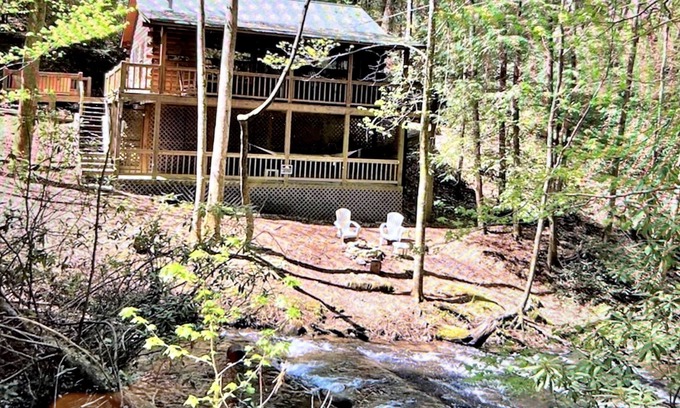 Cherry Log Cabin | Bear Pause,Babbling Creekfront Logcabin,New HotTub, FirePit,Hammock,&PetFriendly