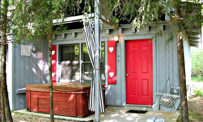 Sautee Nacoochee Cottage | Bear Paw Cottage #4 Queen Adorable ;Hot Tub; Pet Friendly;2Adults/2 Children max