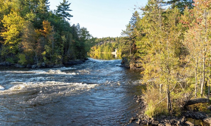 Wauksaukee Cabin | Bear Point Hideout on Menominee River
