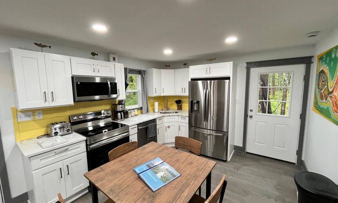 Hawley House | Bear Run Bungalow |Kayaks|Hot Tub|Walk to Lake!