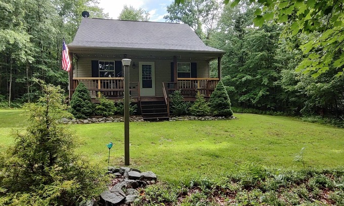 Sabinsville Cabin | Bear Run – Cozy Rustic Cabin with Modern Comforts