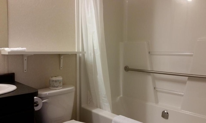 Shaunavon Hotel | Bear's Den Lodge