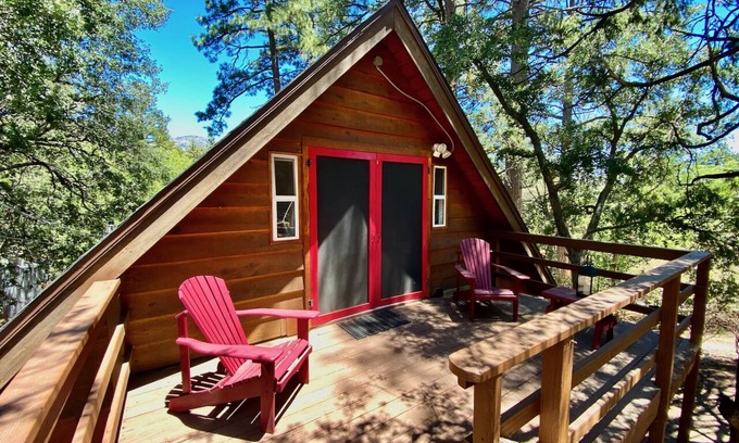 Pine Cove Cabin | Bear's Den Spacious, New Hot Tub NEW LISTING