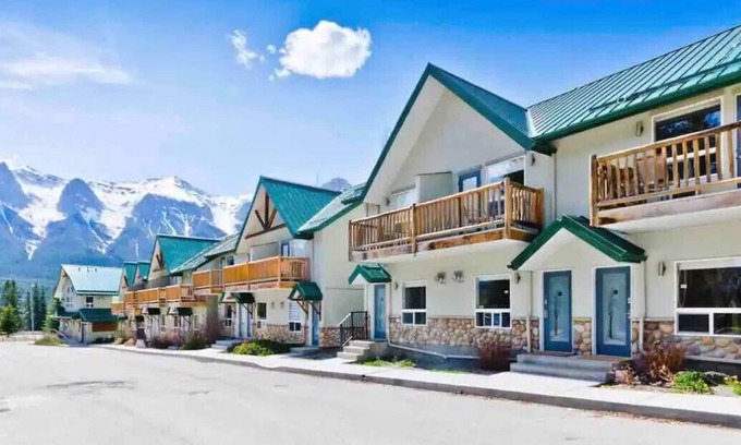 Harvie Heights House | Bear Themed Townhome! 2BR 2Bath - Cozy & Rustic!