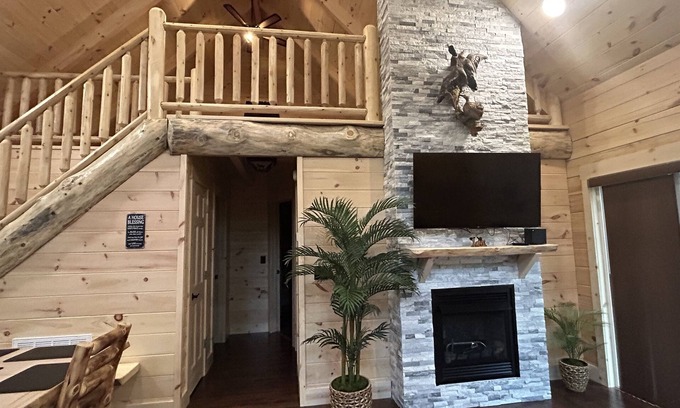 Campbellsville Cabin | Bear Tracks Getaway Cabin