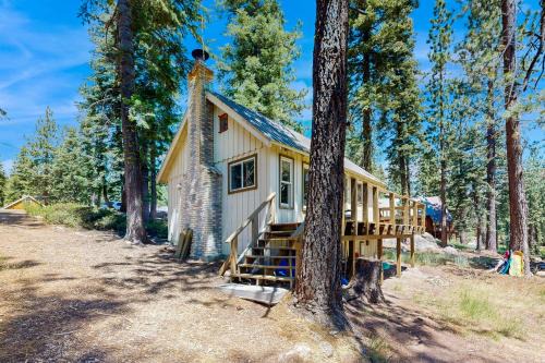 Arnold House | Bear Valley Cozy Cabin