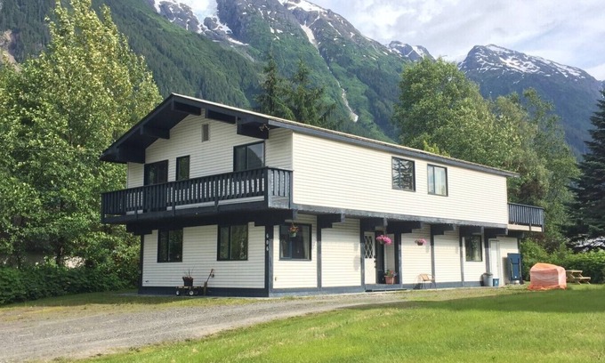 Stewart Condo | Bear Valley King Suite - King Suite at the Bearvalley Guesthouse