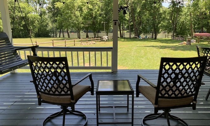 Luray Cabin | Bear Valley- Riverfront with hot tub - Starlink Satellite Wi-Fi