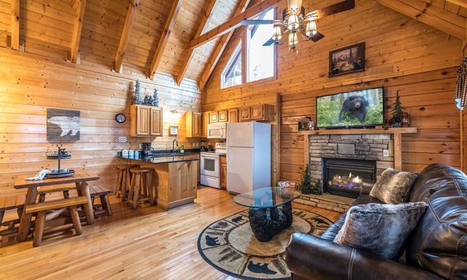 Pigeon Forge Cabin | Bearadise City🐻 Loft Cabin w/Mtn Views, Hot Tub, & Pool Table!