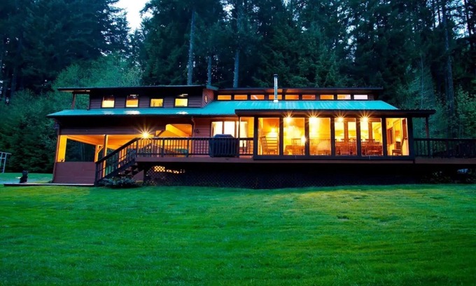 Ashford Cabin | Bearadise Mt. Rainier: SAUNA, Hot Tub, Games, Movies