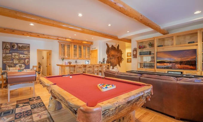 Big Bear Lake House | Bearfoot Bungalow - Premium and spacious home close to the National Forest and The Village!