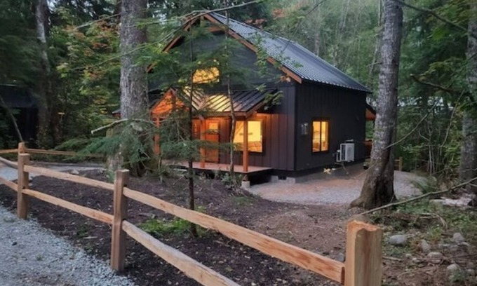 Ashford House | Bearfoot chalet. Sleeps 6/Hot tub