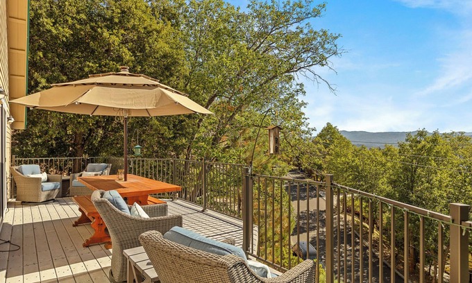 Lake Arrowhead House | Bearfoot Lodge near Hiking & Skiing!