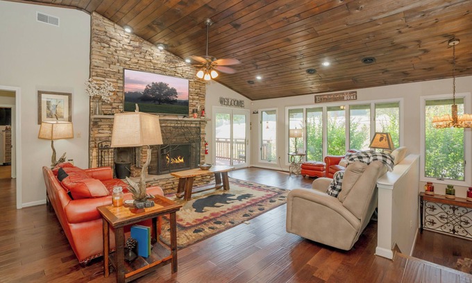 Pittman Center Cabin | BearLodg@BentCrk: Views*GolfCourse*Pets*Games*HotTub*Wifi*FirePit*Creek*Secluded