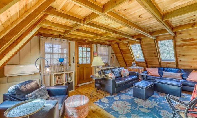 Blue Ridge Cabin | Bearly Behavin. A-Frame Blue Ridge cabin. Near Toccoa River and Suches.