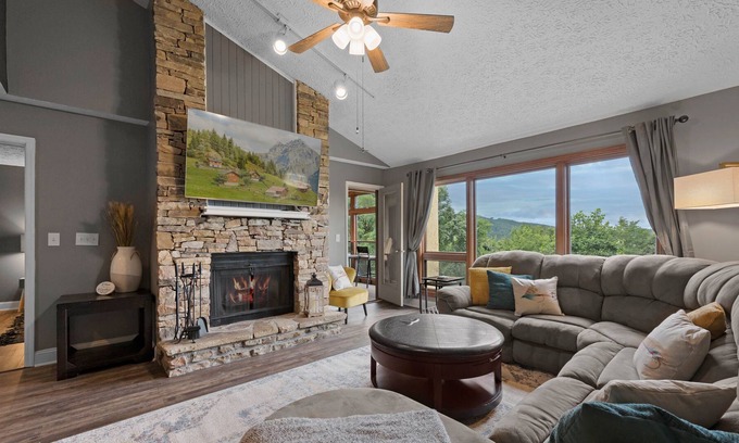 Chalet Village Condo | "Bearly Fishing" *2 King Suites *Amazing Views! Penthouse condo