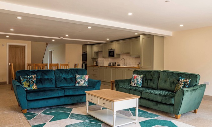 Little Rissington Cottage | BEARS COURT BARN 6, pet friendly in Bourton-On-The-Water