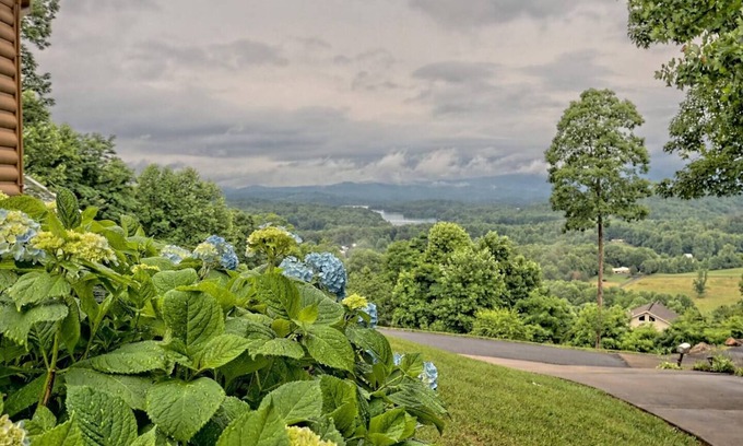 Hayesville Cabin | Bears Eye View by Chatuge Home Concierge lake and mountain views