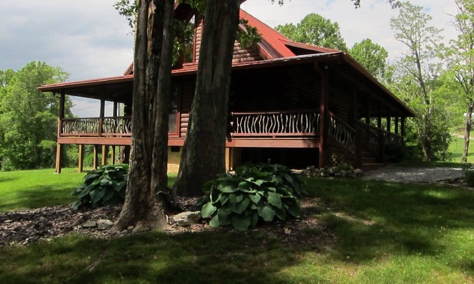 Skyland Cabin | BEARWALLOW DEN -NEAR ASHEVILLE - HENDERSONVILLE LUXURY MOUNTAIN CABIN - 2 KING