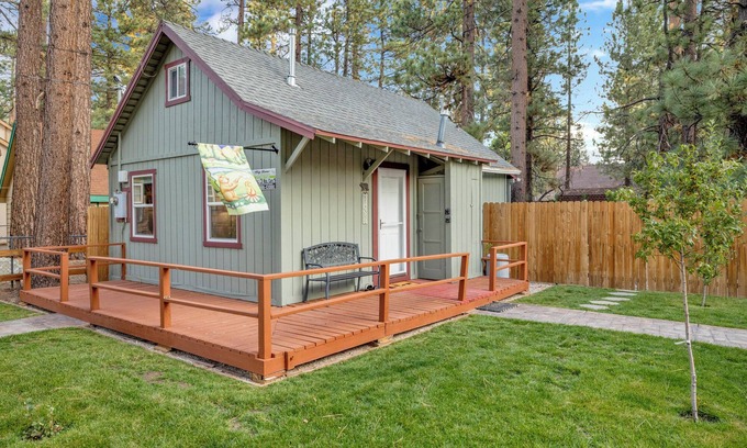 Boulder Bay Cabin | Beary Cozy Cabin w/Hot Tub- Walk to Lake Couple's Cottage