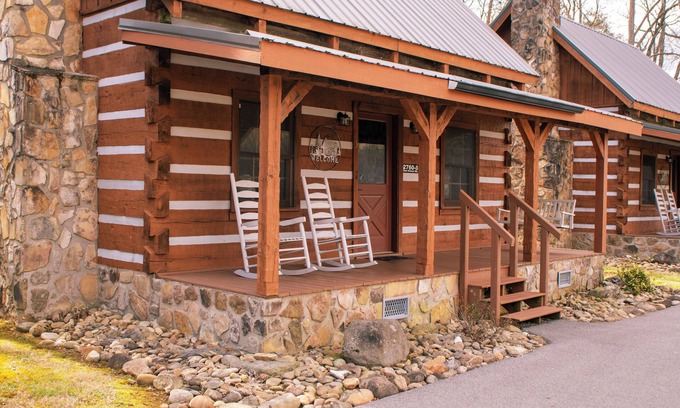 Pittman Center Cabin | Beary Cozy Romantic Getaway