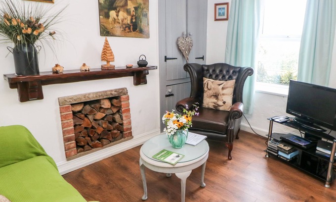 Little Hayfield Cottage | BEAS COTTAGE, pet friendly, with a garden in Hayfield
