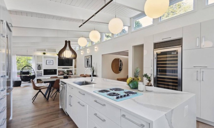 Candiac House | Beaty of the sixties a Serene Retreat near Montreal with Pool, Spa