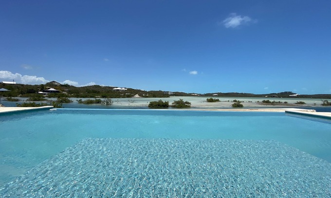 Discovery Bay Villa | Beautiful modern 4 bedroom villa and pool with stunning views over Turtle Lake