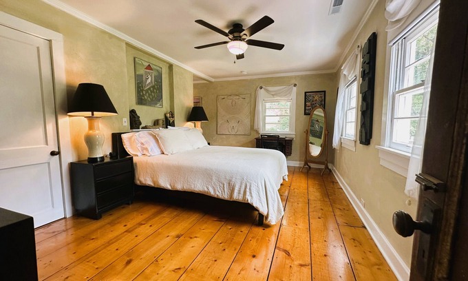 The Point Apartment | Beaufort Old Point Artist Suite