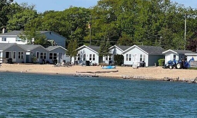Northeastern Michigan Resort | Beautiful Miami Beach resort - your view is the Lake Huron beach!