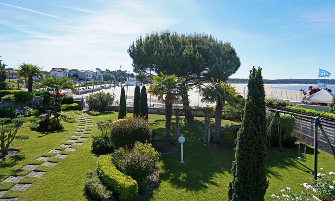 Saint-Georges-de-Didonne Apartment | Beautiful 2-room apartment for 4 people, ground floor, private terrace, sea and beach view