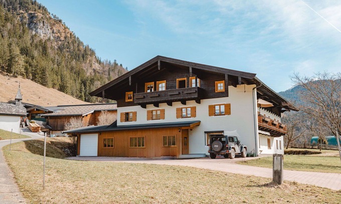 Sankt Martin bei Lofer Villa | Beautiful apartment in villa for 3 people with TV, balcony and parking