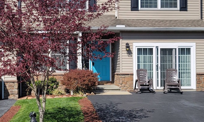 Leacock-Leola-Bareville House | Beautiful townhouse 10 minutes from Lancaster city and Dutch Wonderland