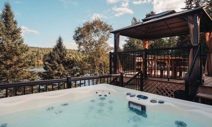 Mauricie Ski Chalet | Beautifull Lakefront with Spa.