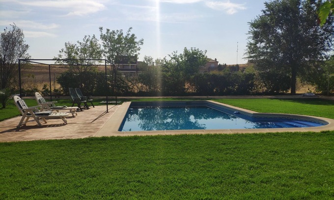 Valdetorres de Jarama Ski Chalet | Beautiful villa with garden, barbecue and pool
