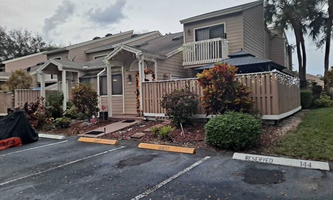 North Lauderdale House | Beautiful 1 bedroom in house over looking lake in a quiet community.