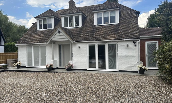 Bourne End Apartment | Beautiful 1-Bed Studio in Bourne end