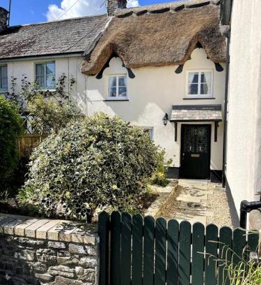 Dolton House | Beautiful 1 bed thatched cottage