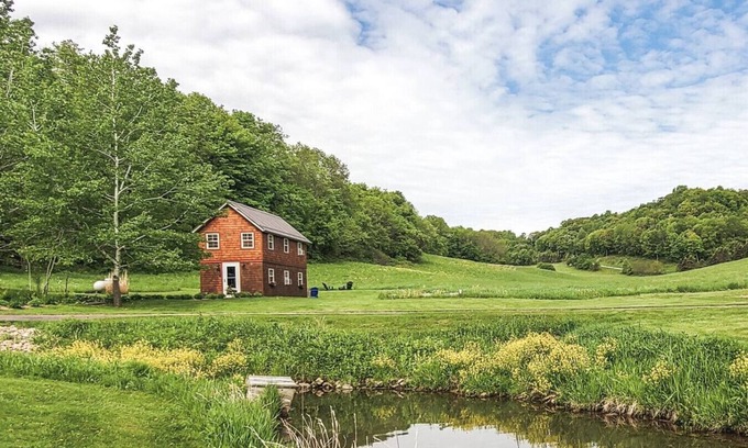 Richland Center Cottage | Beautiful 1 Bedroom Cottage Tucked Away in the Hills of the Driftless Area