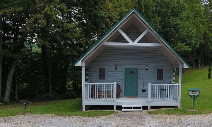 Blue Jay Cabin | Beautiful 1 Bedroom 1 Bath Log Cabin in Beaver, WV