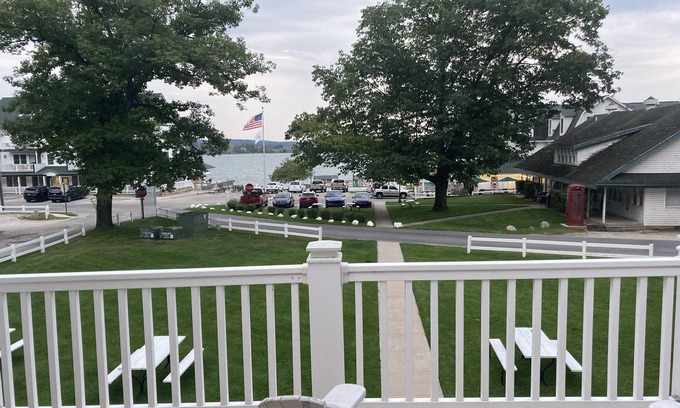 Onekama Condo | Beautiful 1 bedroom Condo on Portage Lake Resort.Onekama. Beach, pool, hot tub.