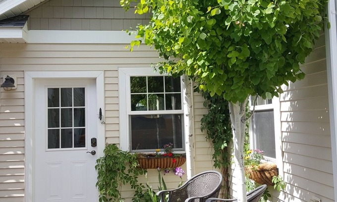 Helena West Side House | Beautiful 1 Bedroom Guest House (pet-free)