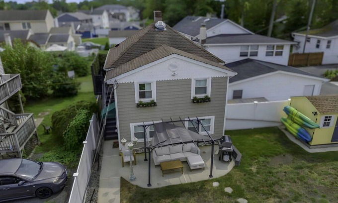 Belmar House | Beautiful 1 Bedroom Renovated House minutes to the beach and across the Bay