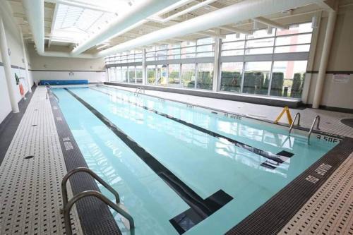 Crosstown Apartment | Beautiful 1 BR in the Heart of Downtown: Parking, Pool & Gym