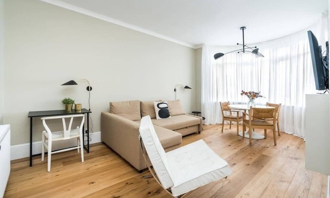 Golders Green Condo | Beautiful 1BD Garden Flat in Golders Green